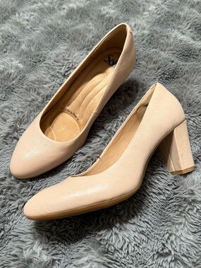 Comfortable Parisa Tapioca Beige Block Heel Pumps 9.5
